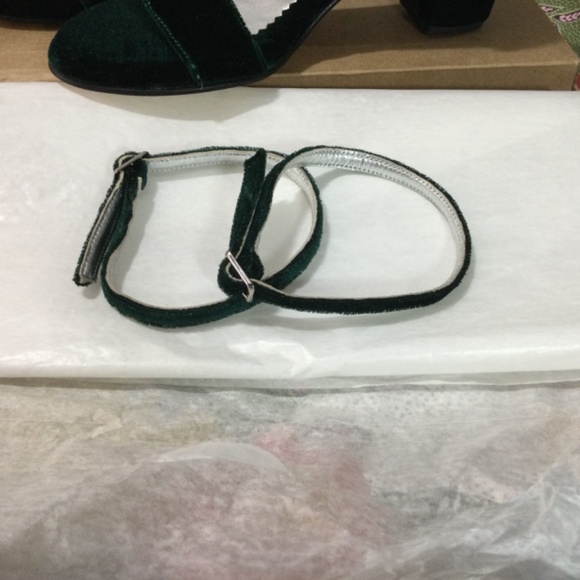 Yvolla Green Velvet Sandals NWOT - Picture 5 of 5